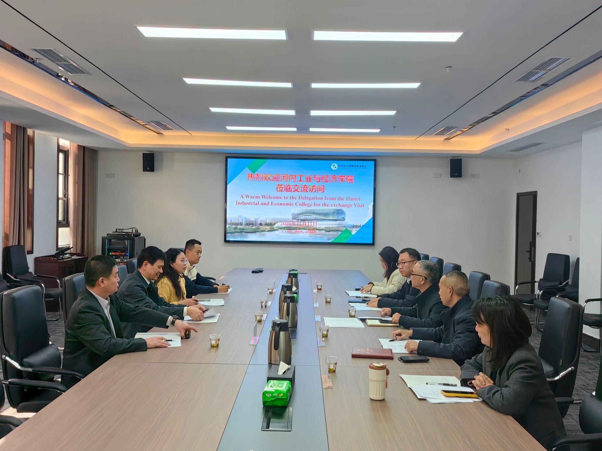 Delegation from Hanoi Industrial and Economic College (HIEC) Pays an Official Visit to Henan Vocational College of Water Conservancy and Environment (HWEC), Jointly Seeking New Opportunities for Vocational Education Going Global
