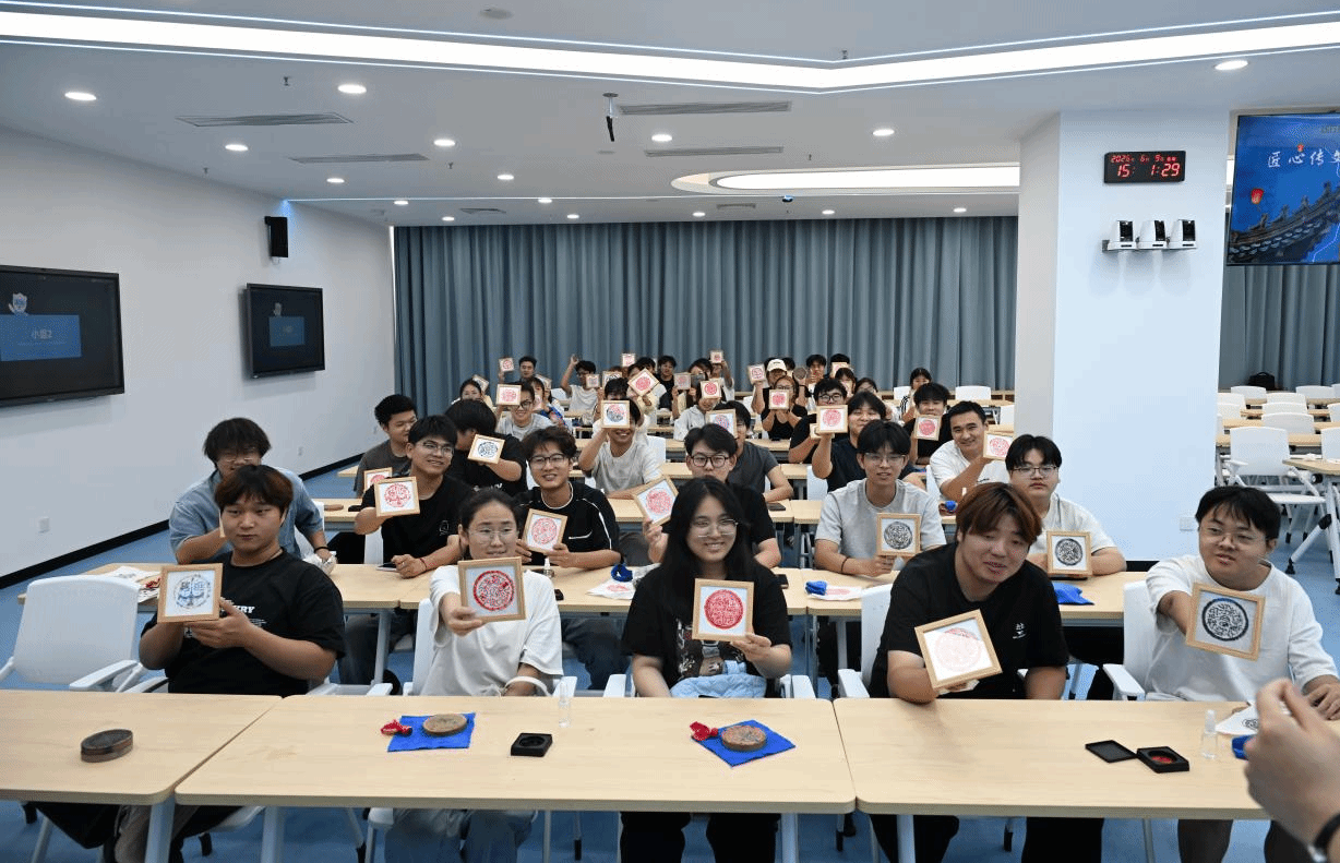 Skillful Hands Pass on Intangible Cultural Heritage, Cultural Heritage Nourishes Youth: Basic Teaching Department Hosts Experiential Workshop on Traditional Craftsmanship